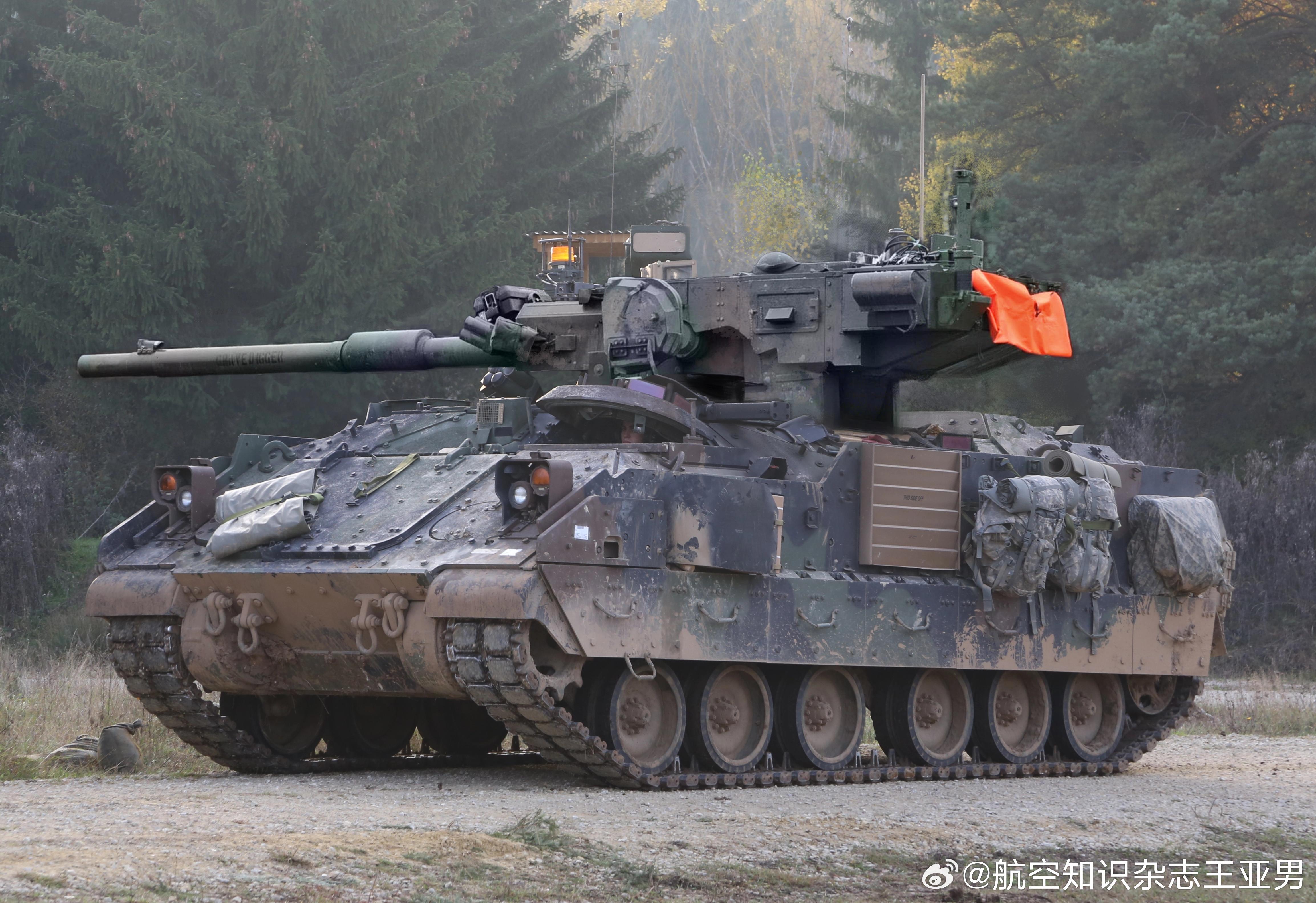 M2“布雷德利”步兵战车的底盘加上M1128炮塔会是个什么鬼？这就是所谓的M21