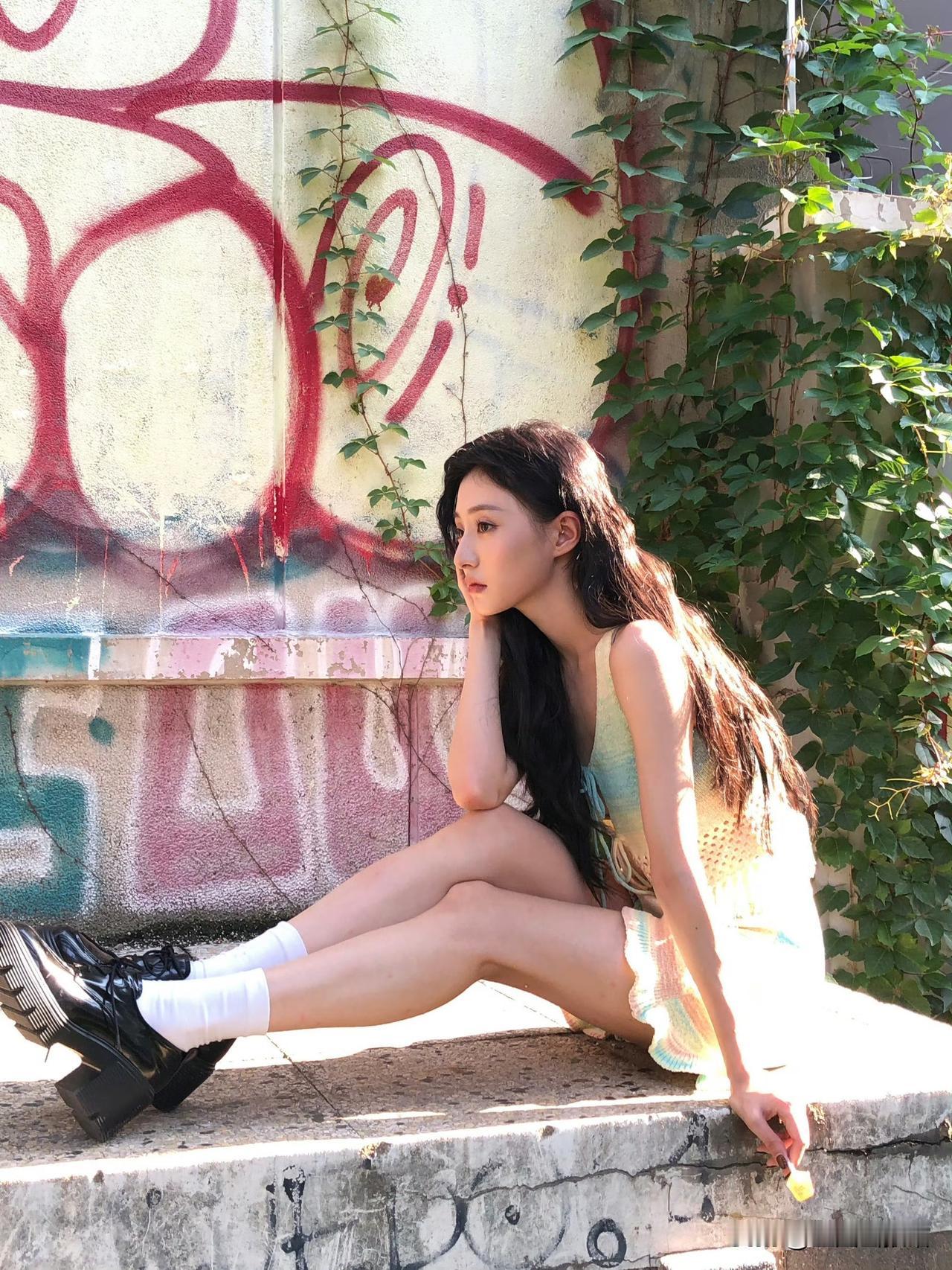 女生如何穿搭看起来时尚更有品味呢氛围感满分✨胡连馨户外胶片随拍，彩虹裙灵动俏皮