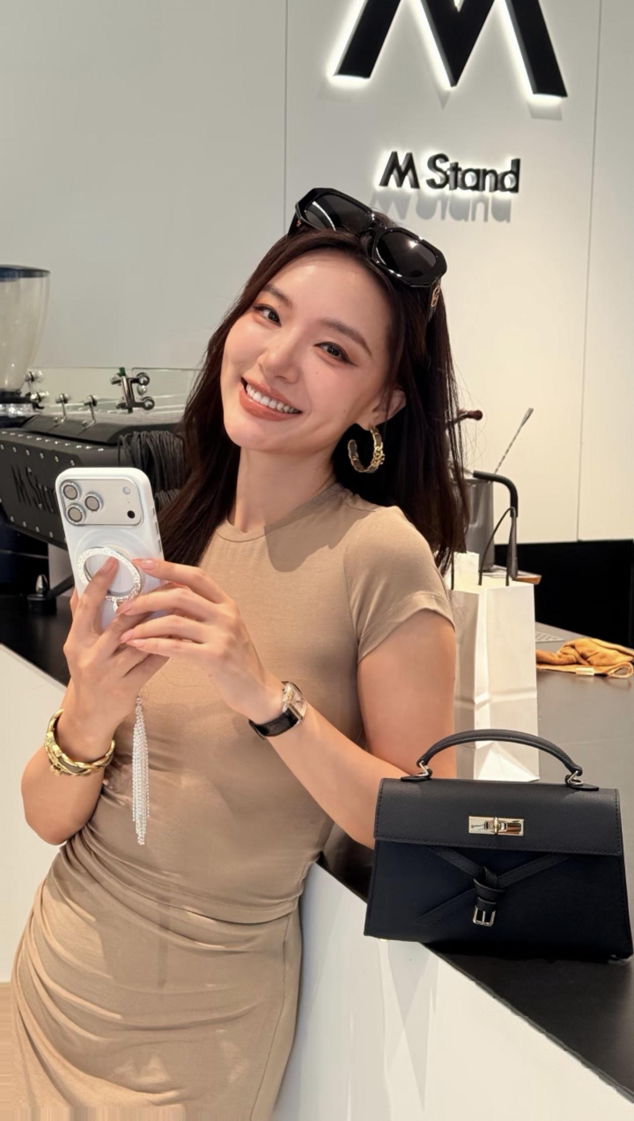 笑容甜美