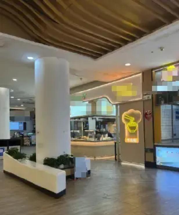 同事一家四口蹭我车回老家，服务区吃了顿饭，620块餐费全推给我买单。我笑着掏手机