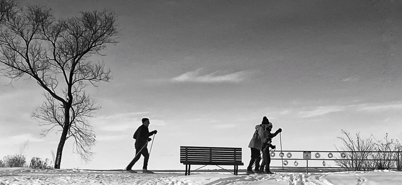 前几天从荷兰回来，在候机的时候看到一个孩子不知为什么哭的很厉害，孩子的姥姥把孩子