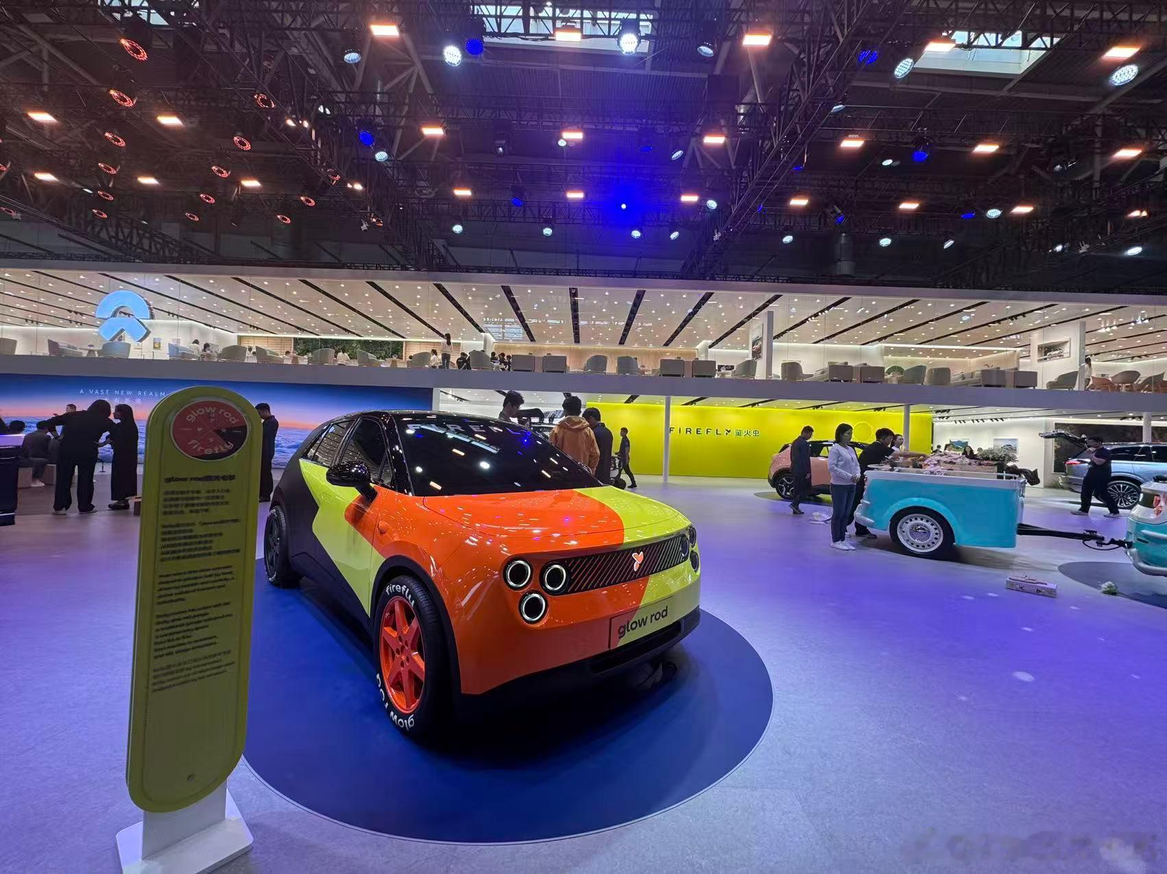 北京车展蔚来展台，这一次是NIO、乐道和萤火虫都在一起，方便大家一站式看完。新能