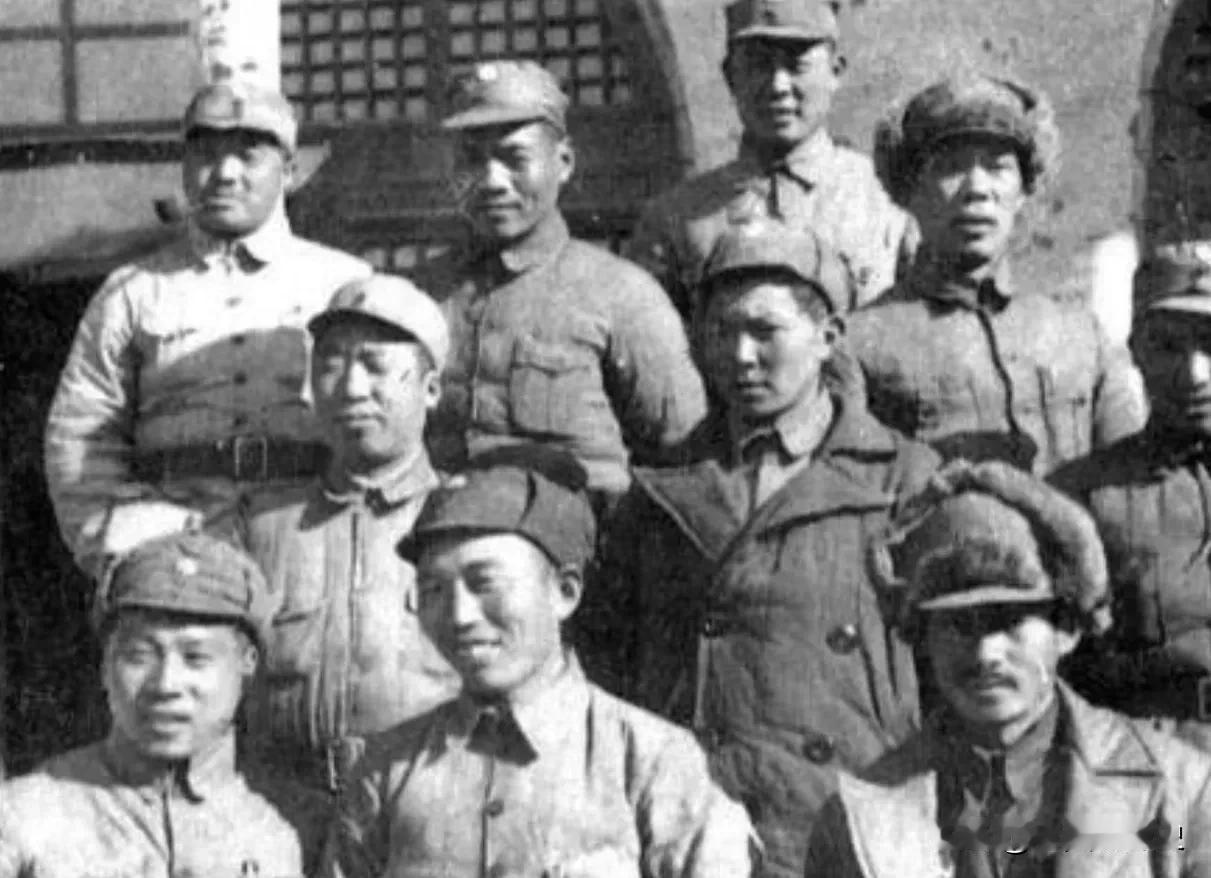 1939年的陕甘宁边区，百姓饿得啃树皮，战士们穿着露脚趾的草鞋，连中央机关的办公