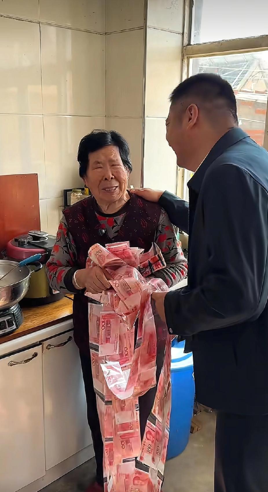 90岁的老娘正在厨房做饭，儿子回家的一个举动，却让老娘直喊太累了，原因听着更让人