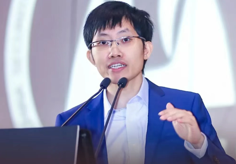 梁文锋是一名在网络上拥有超高热度的企业家，经常被网民热议！他一边通过量化在股市赚