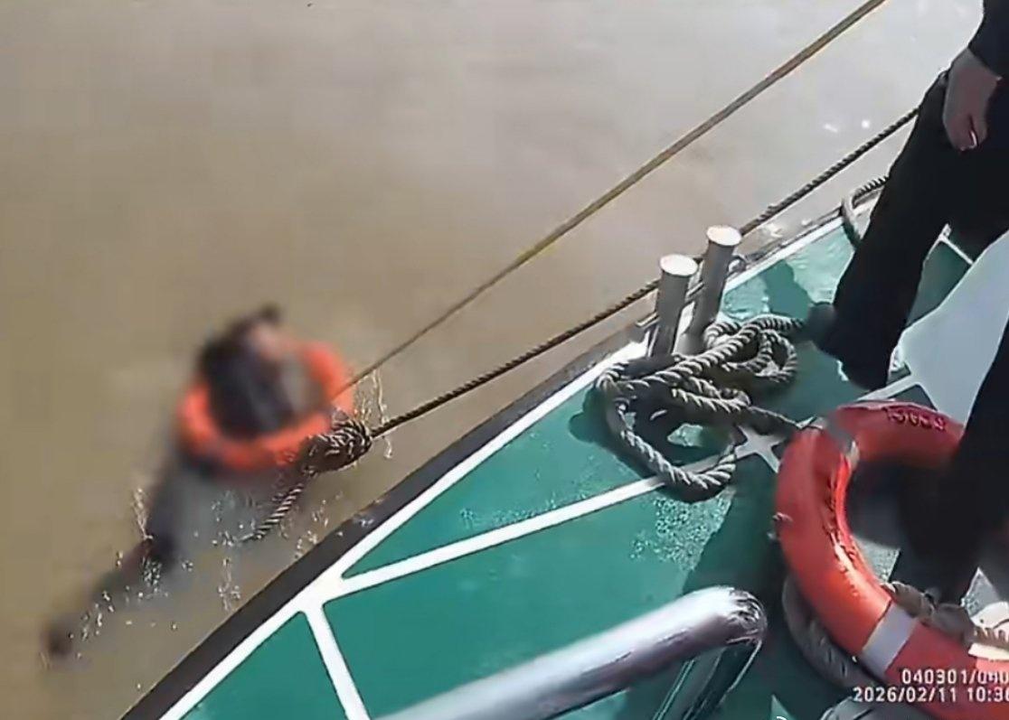 这面锦旗是渔民与海警的双向奔赴江水寒凉，人心滚烫。渔民意外落水，台州海警紧急救援