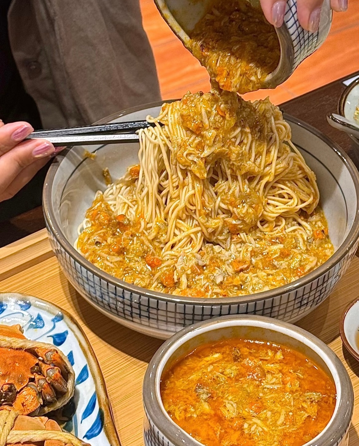 你印象中的北京名菜有哪些北京常被贴上美食荒漠标签，实则本地藏满美味。从挂炉烤鸭到
