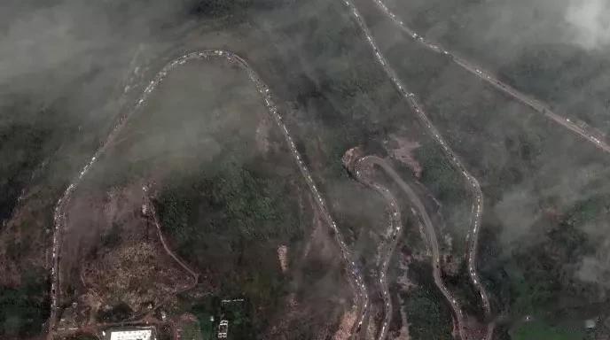 如图是卫星图像显示纳卡地区的亚美尼亚人在盘山道路缓慢通行的情景。
这是人口大迁徙