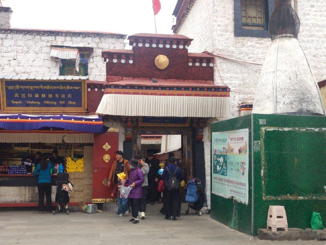 拉萨小昭寺南面的次巴拉康寺，即无量寿佛殿，是用建造小昭寺后剩余的土木修建的，在西