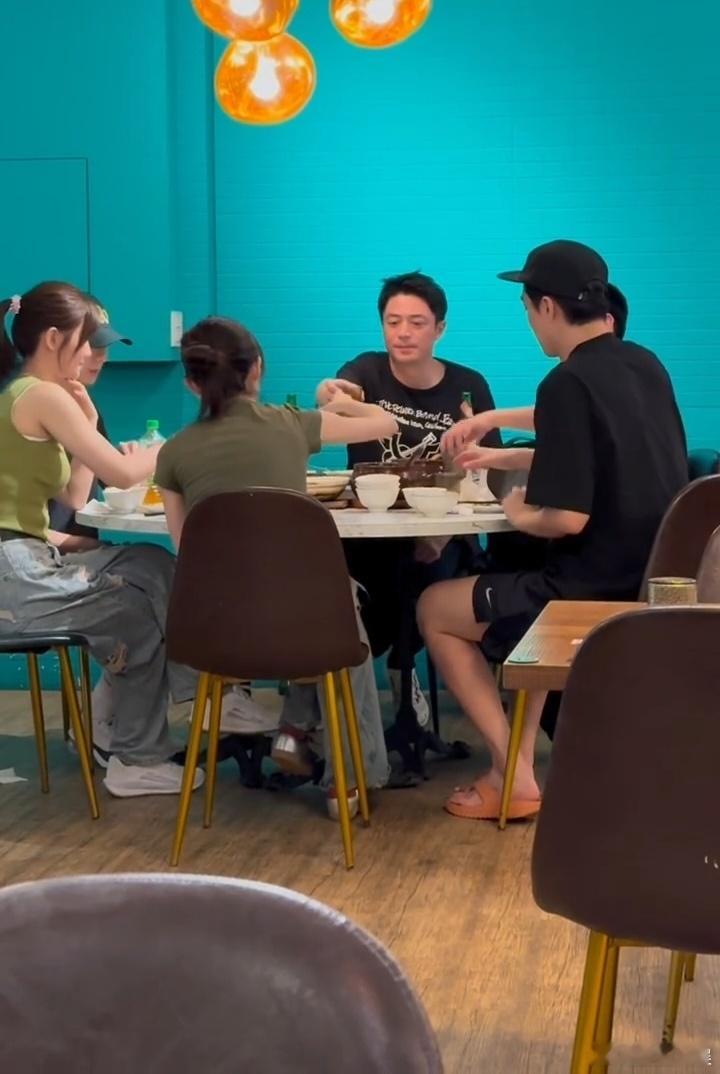霍建华与好友聚餐霍建华请网友喝啤酒霍建华与好友聚餐，还是那么帅 ​​​