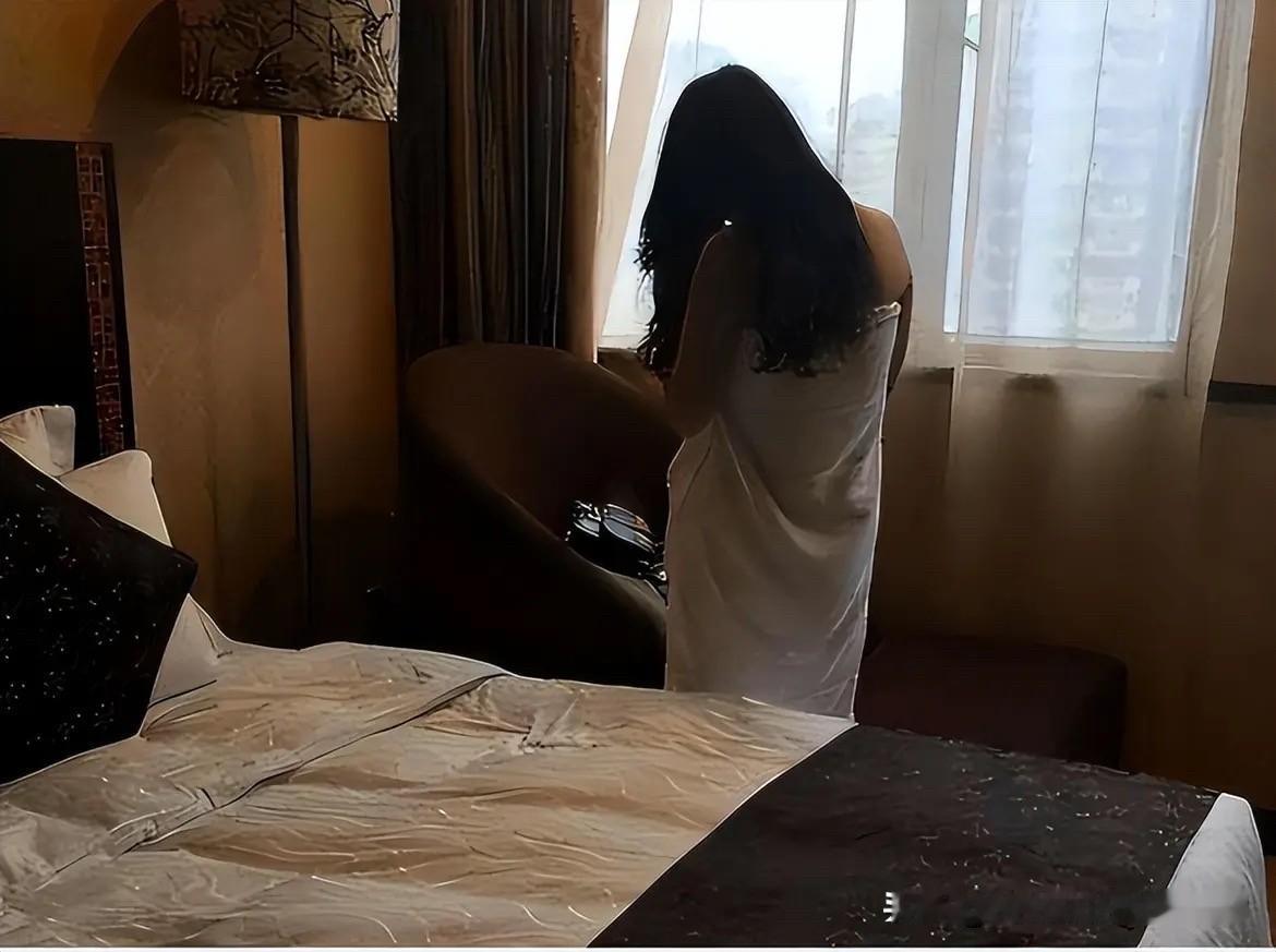 湖南怀化，46岁男子半夜又不老实了，联系中间人介绍了一名女孩开房，包夜1000元