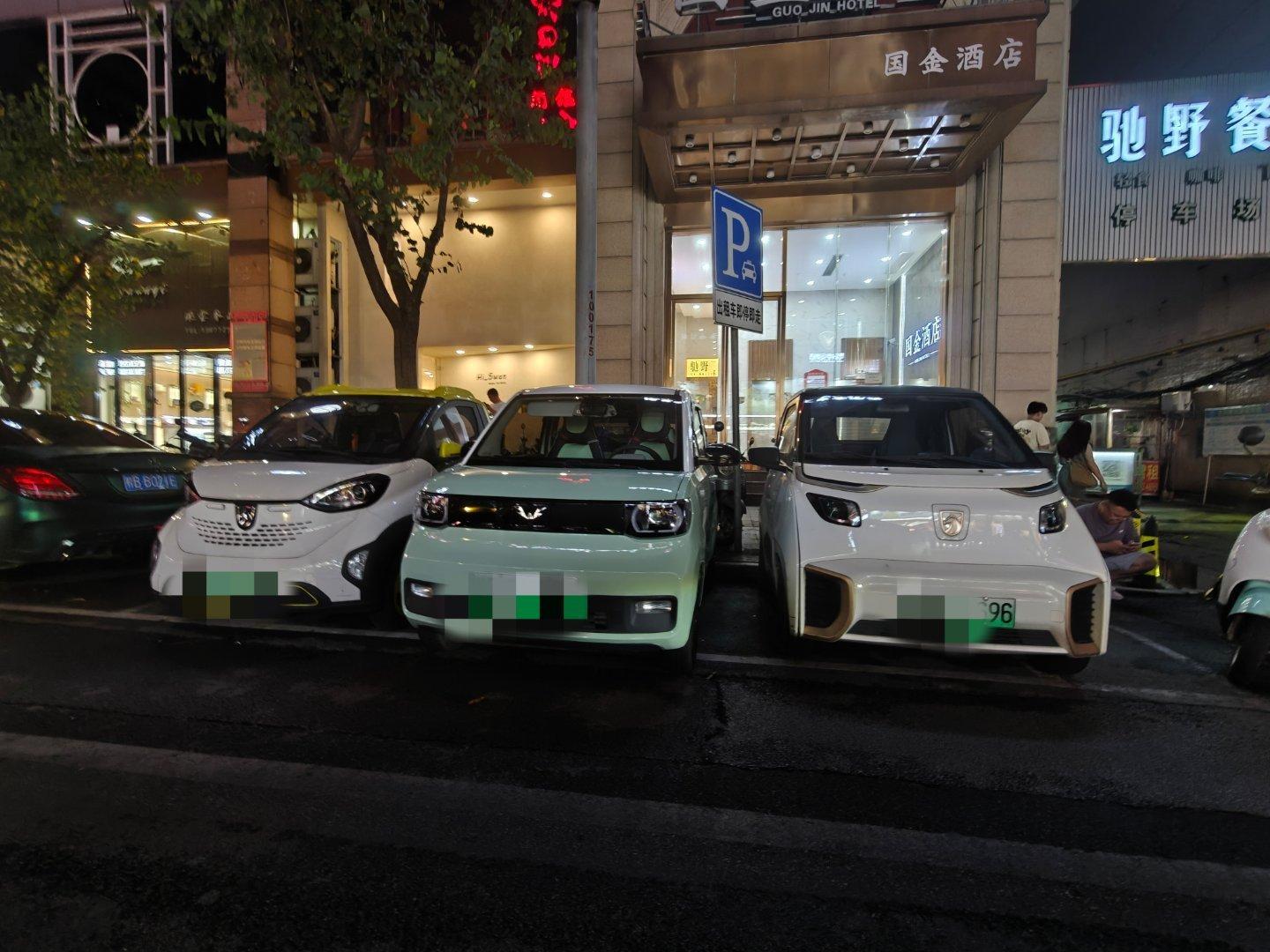 来了柳州，各式各样的剁椒鱼头，简直了，和电动自行车一样多，一个车位停一个正常车，