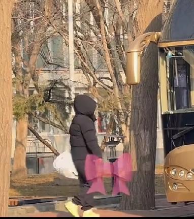 今天依旧穿着亮眼小黄鞋坐体总巴士上训的孙颖莎。
十年如一日不停歇的在训练场和比赛