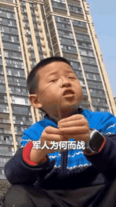 “火到人民日报了！”四川，一男子在公园散步时偶遇一位9岁男孩，男子问男孩长大后想