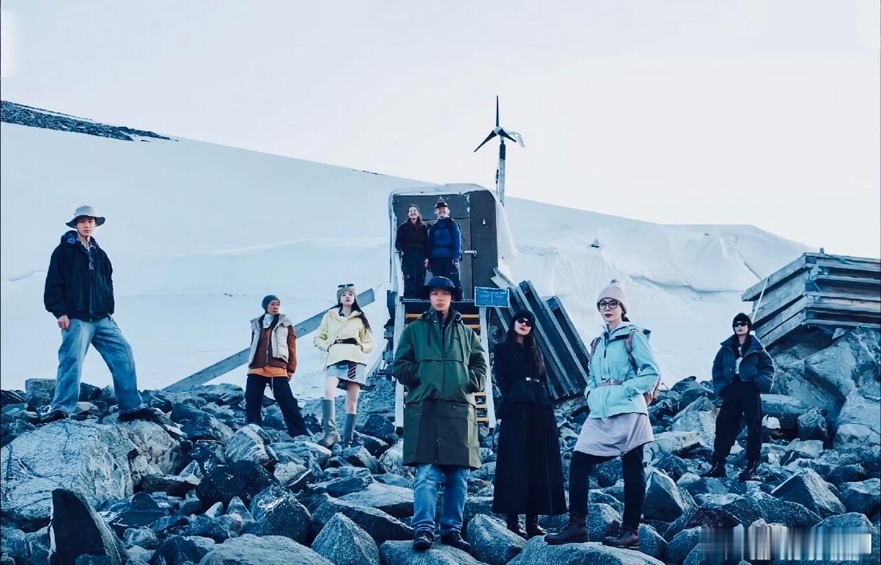 《花儿与少年同心季》今日正式收官，芒果在千呼万唤下终于舍得放出全员冰岛合照，大片