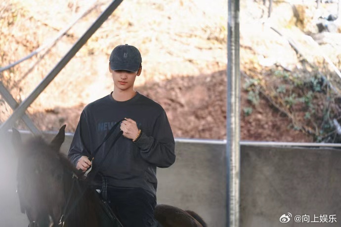 黄俊捷的画 黄俊捷的画，黄俊捷分享片场日常，画画功底强到可怕，期待《大宋奇闻录》