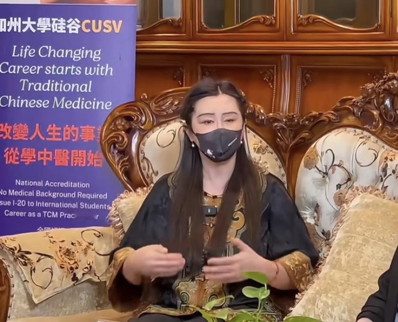 王祖贤这个人，

你不能细看，

因为你仔细看，就会发现她虽然戴着口罩，但眼睛的