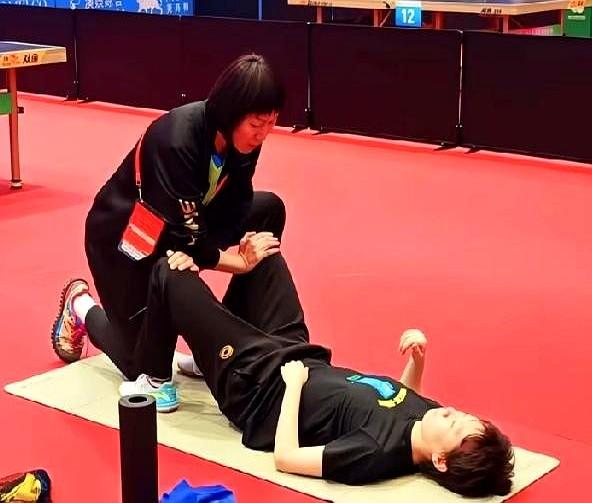 王曼昱偷偷加练了啥？

全运会前她居然在“补课”。

负重深蹲+敏捷梯，省队教练