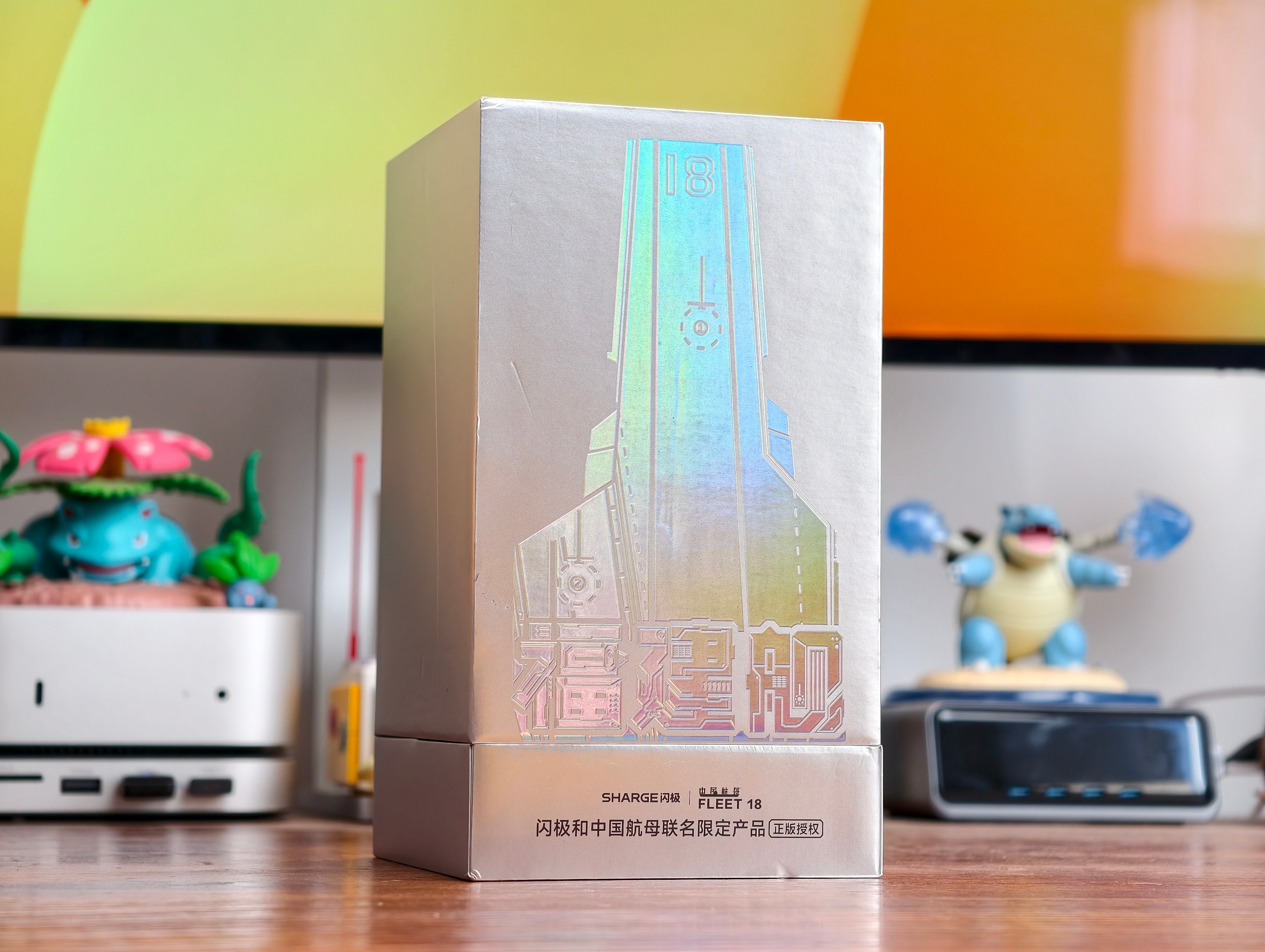 闪极中国航⺟联名磁吸充电宝，这款是5000mAh的轻薄款，支持QI2.0协议 1