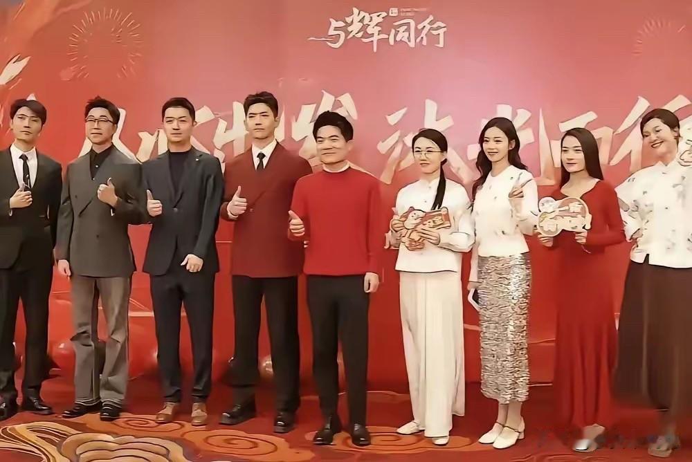 果然不出所料，董宇辉又上热搜了，不是因为卖春联，也不是因为黄麻鸡，而是因为与辉同