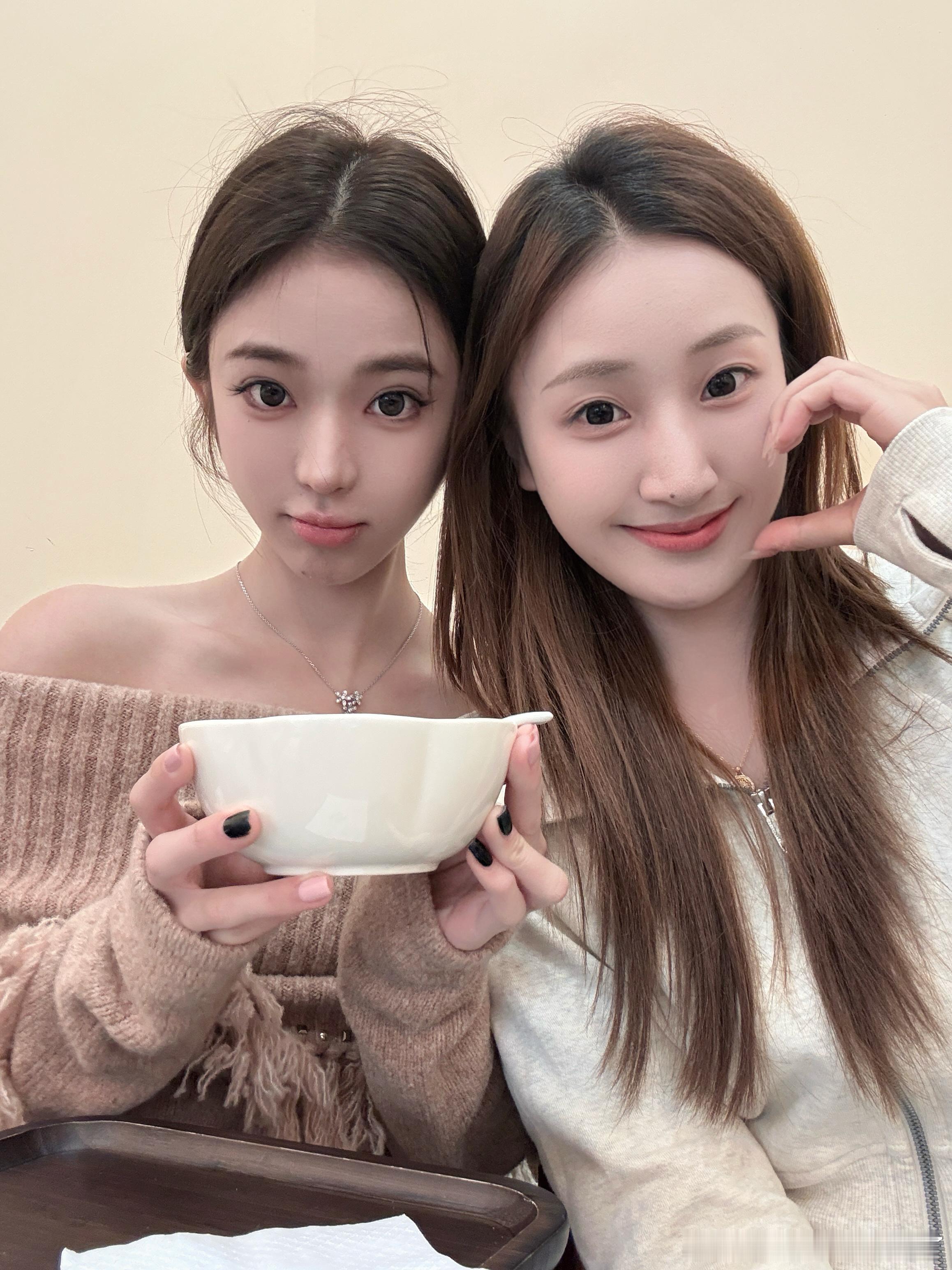 这两天回国真的被欣欣照顾的很好，好吃好喝“伺候着”。一到宁波老婆就给我准备了一束