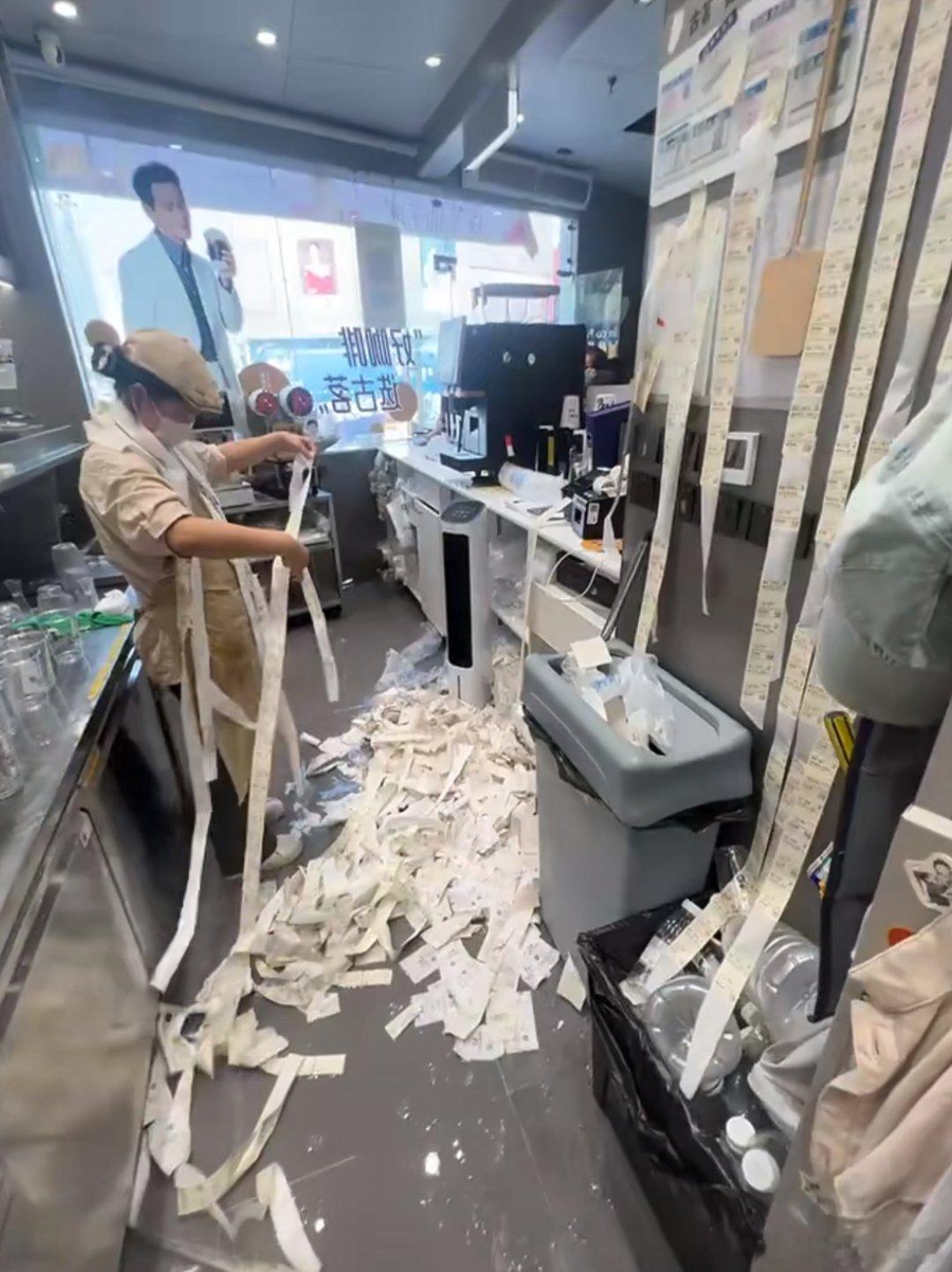 古茗店员崩溃中，9小时前她回复已经一千多单了，难以想象他们今天的工作量有多大 ​