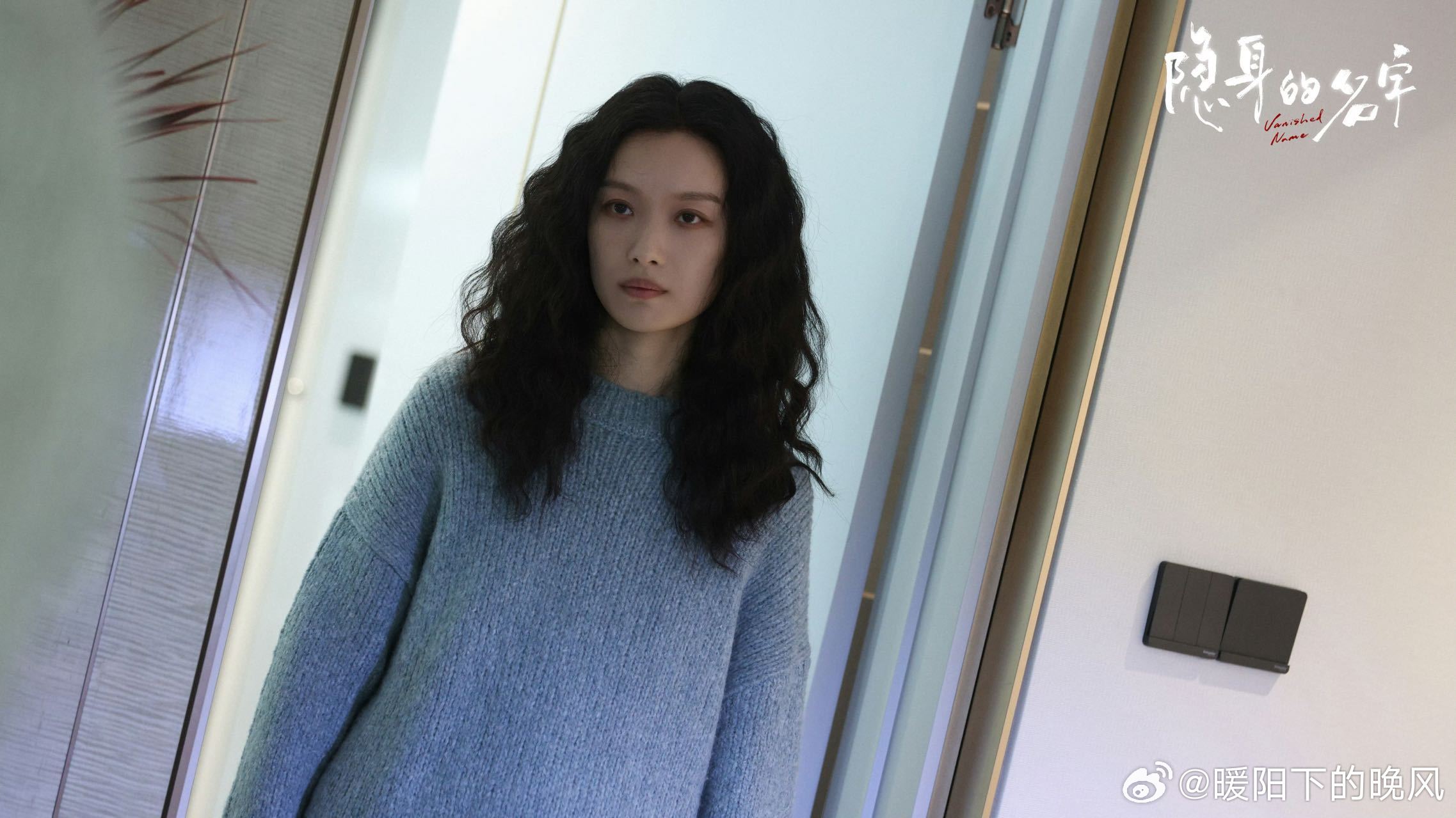 倪妮20秒无台词眼神戏 镜头定格的20秒，倪妮眼底的寒意与疲惫直击人心，无台词却