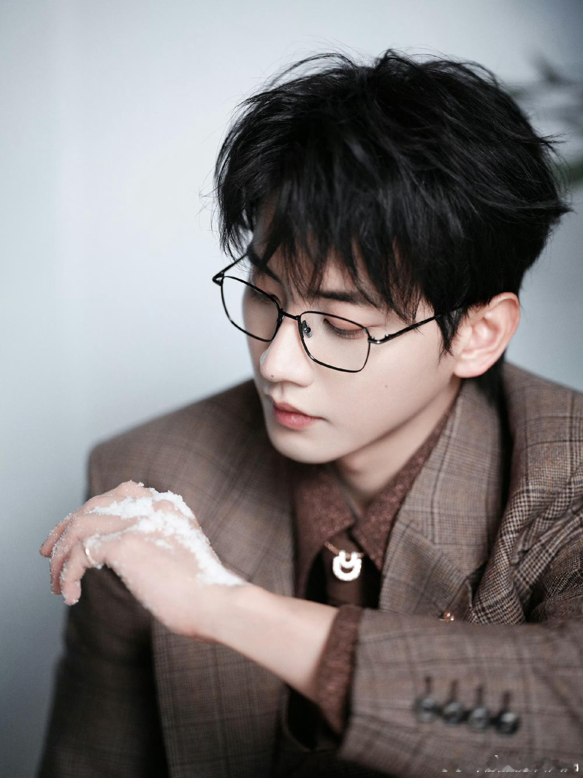 陈鑫海民国少爷既视感 陈鑫海穿棕色格纹套装超有范儿！眉眼温润如玉，加眼镜更像民国