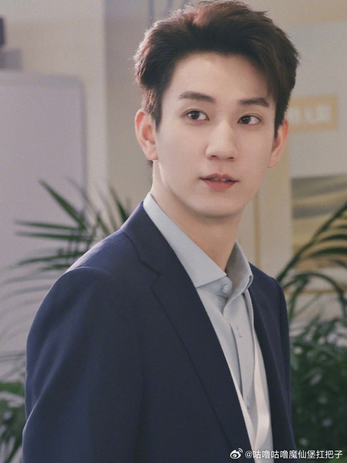 王子奇用表演填满角色的留白  王子奇用表演填角色的底色 曹信这种完美优等生很难演