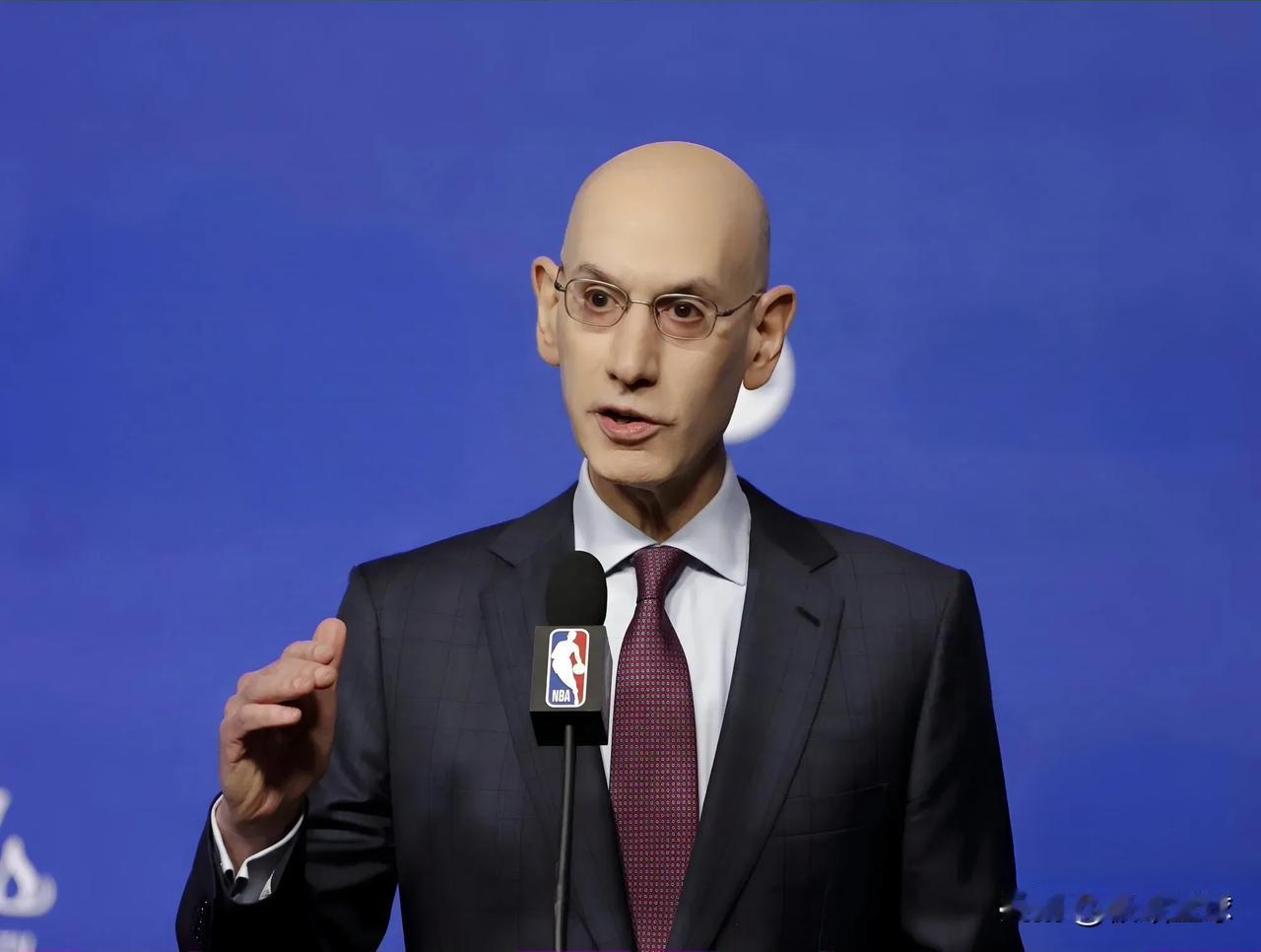 肖华说话自相矛盾！

NBA总裁肖华接受了一档播客节目的采访，谈到今年的总决赛时