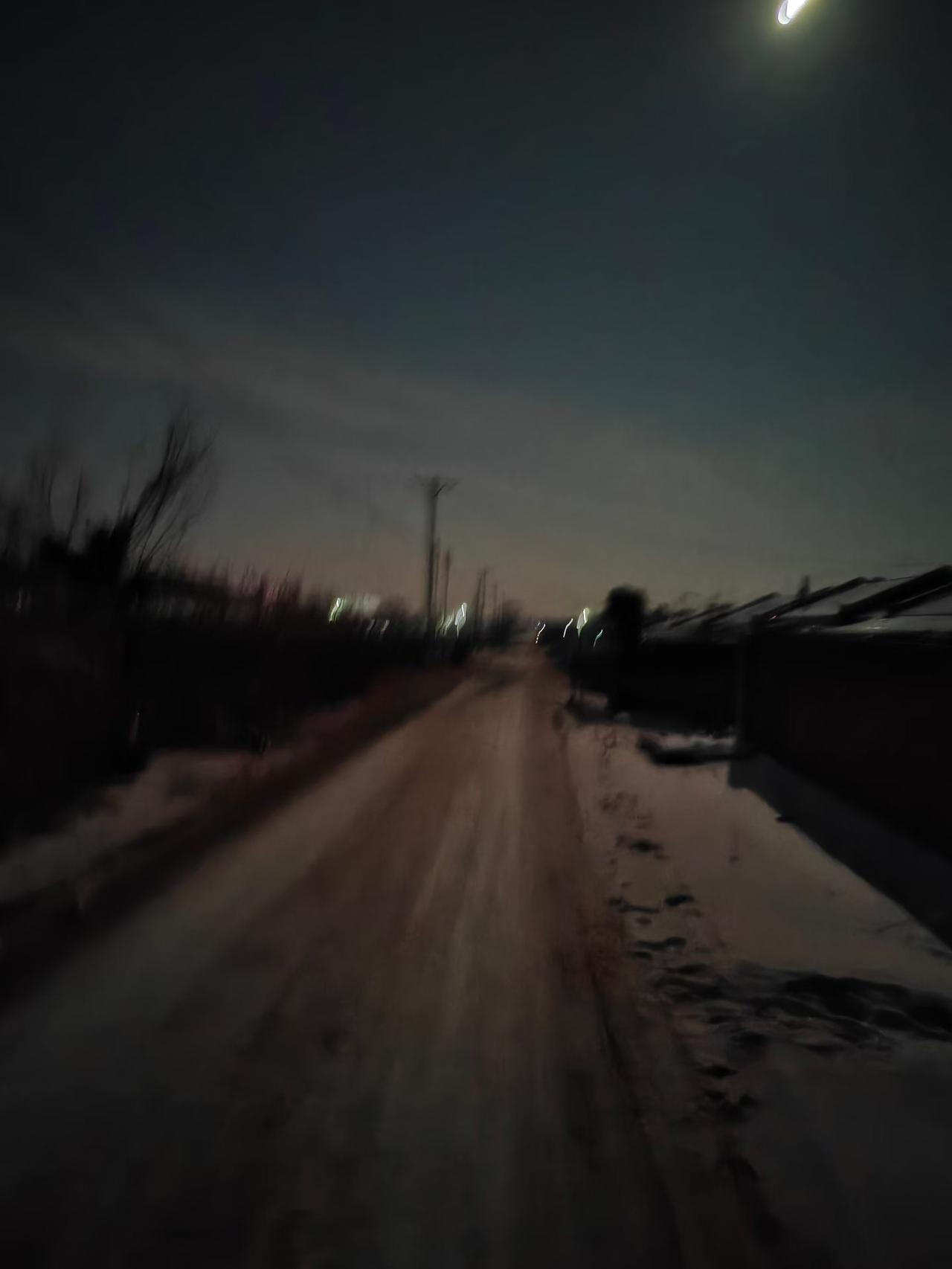 分享一张最近随手拍的照片暮色中乡村小路，远方便是村中点点灯光，宁静中透着祥和与温