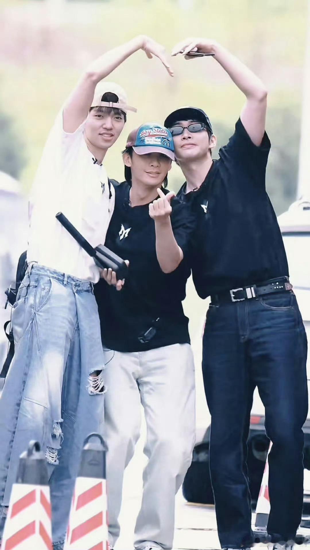 彬野拿铁组合转圈舞名场面来袭！三人默契十足，搞笑又可爱，氛围感拉满，期待他们更多