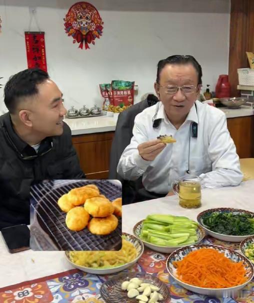 侯耀华还是重感情有格局的，两个人经常在一块吃饭。虽然现在谁也不理谁了，但是兄弟俩