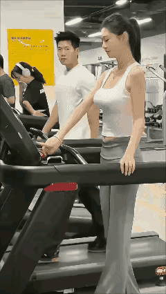 小样，还嫩着呢，跟姐比？
来啊！看你还敢吗？健身小姐姐把隔壁男的拿捏的死死的。