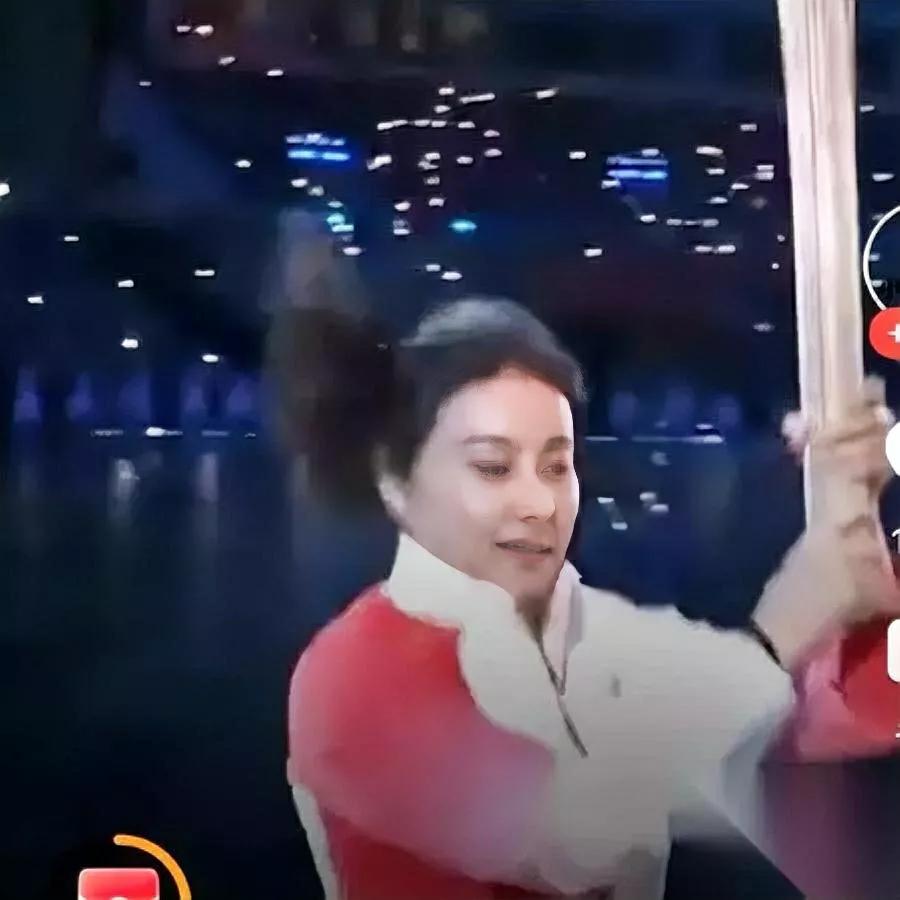 郭晶晶传火炬有细节！

她低头瞬间藏着多少故事？

全运会水上传递火炬时，郭晶晶