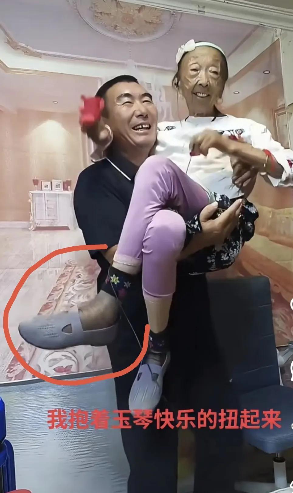 笑容的背后是付出啊：马玉琴毕竟87岁了，哪有一点儿毛病没有的？你看她右脚，都肿起