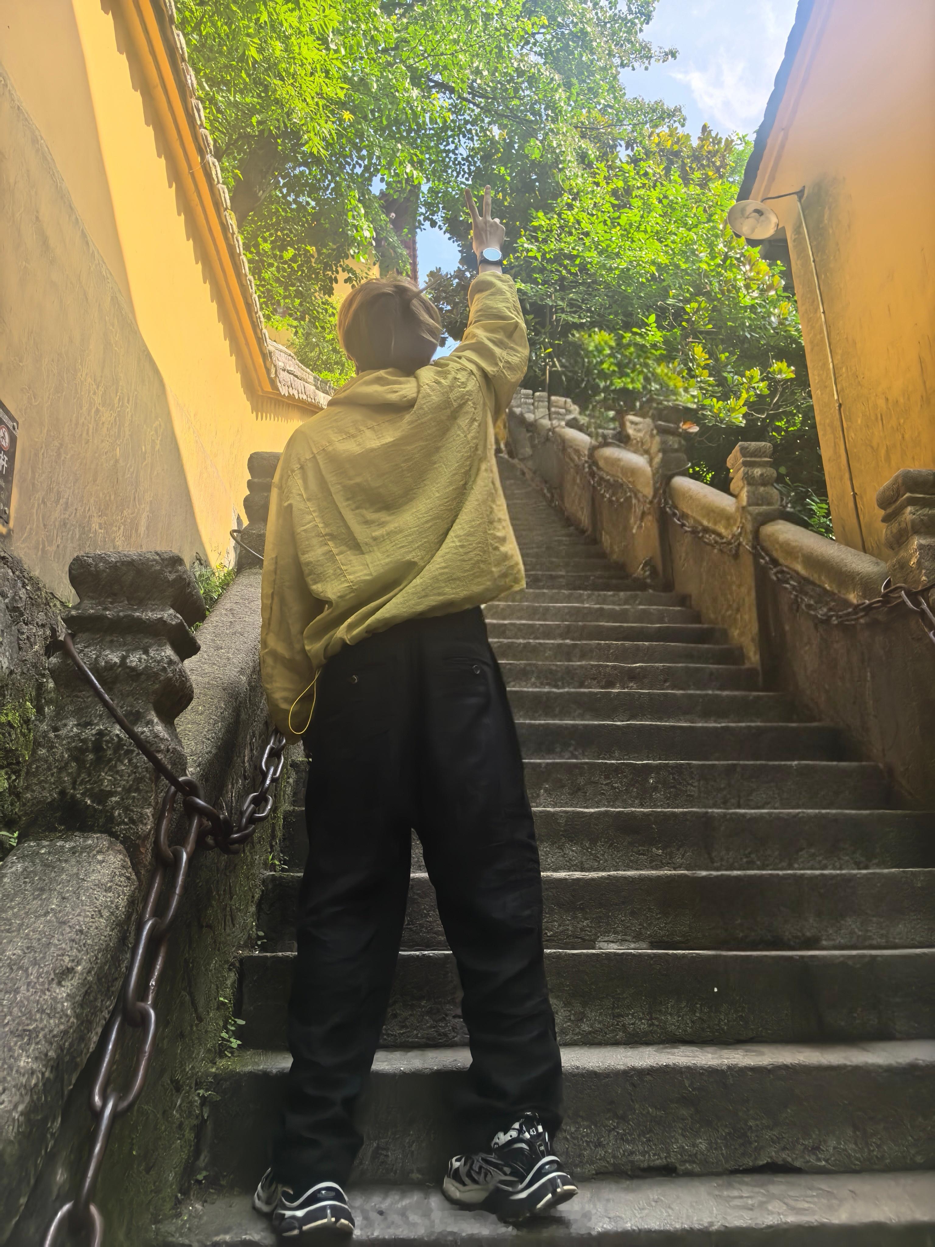 朱正廷去九华山祈福朱正廷去寺庙祈福 ​​​
