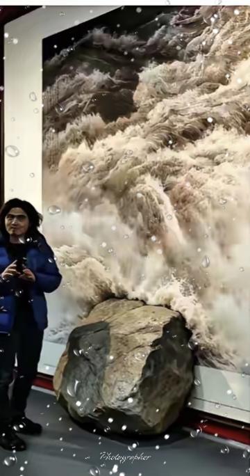 谁能想到，画家落款时手一抖，脚手架上的墨水直接溅染画作左下角！本以为是2025最