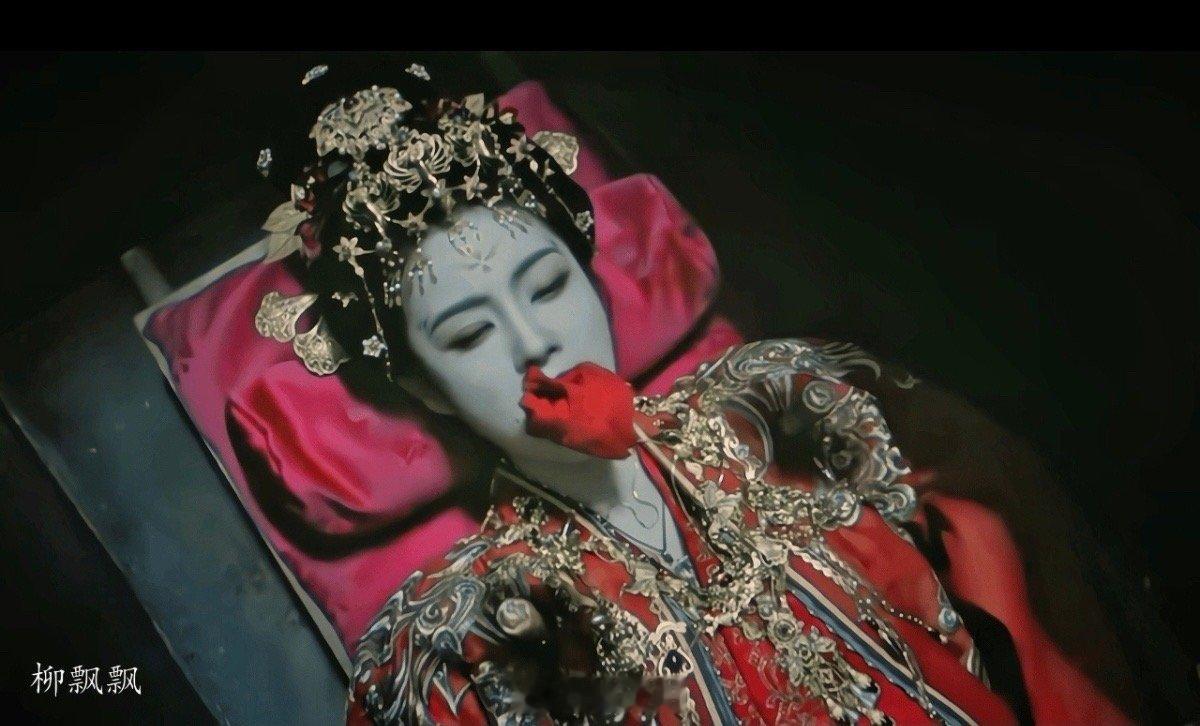 白鹿唐宫新娘镜头天惹，要被白鹿在《唐宫奇案》的镜头给吓一跳啊，白鹿在剧中的鬼新娘