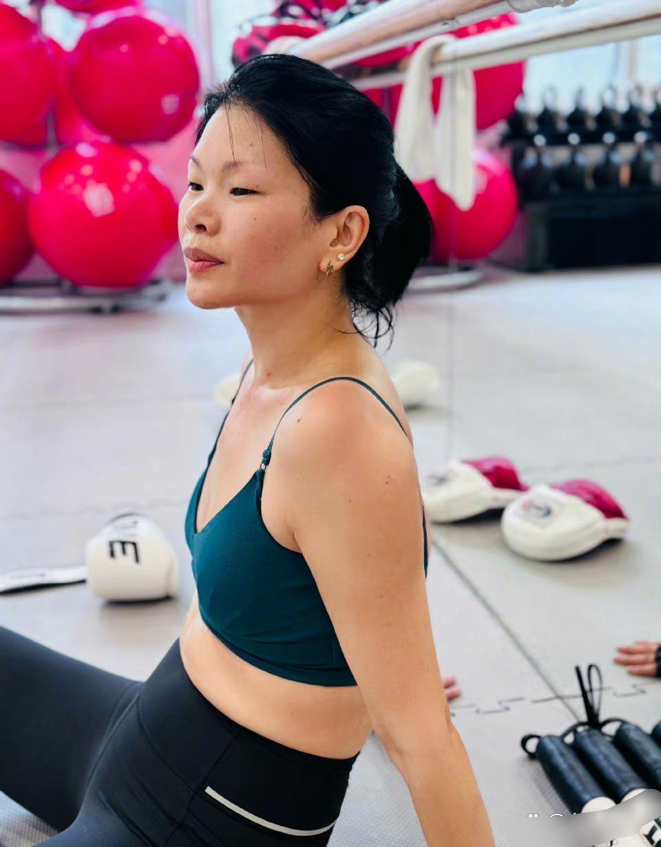 吕燕的美大概在于她的自律吧！业余时间喜欢健身，以至于身材保持得相当丝滑[思考] 