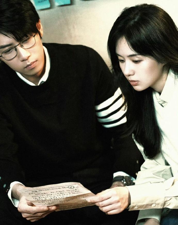 30日，八卦媒体晒出郑合惠子任宥纶时约会的视频，两人手牵手现身寺庙，郑合惠子把吃