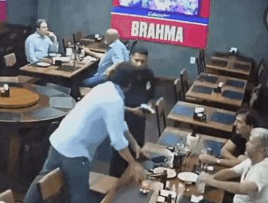 真的太解气了！见过嚣张的，没见过把傲慢刻进骨子里的人！国外餐厅真实一幕，狠狠揭穿