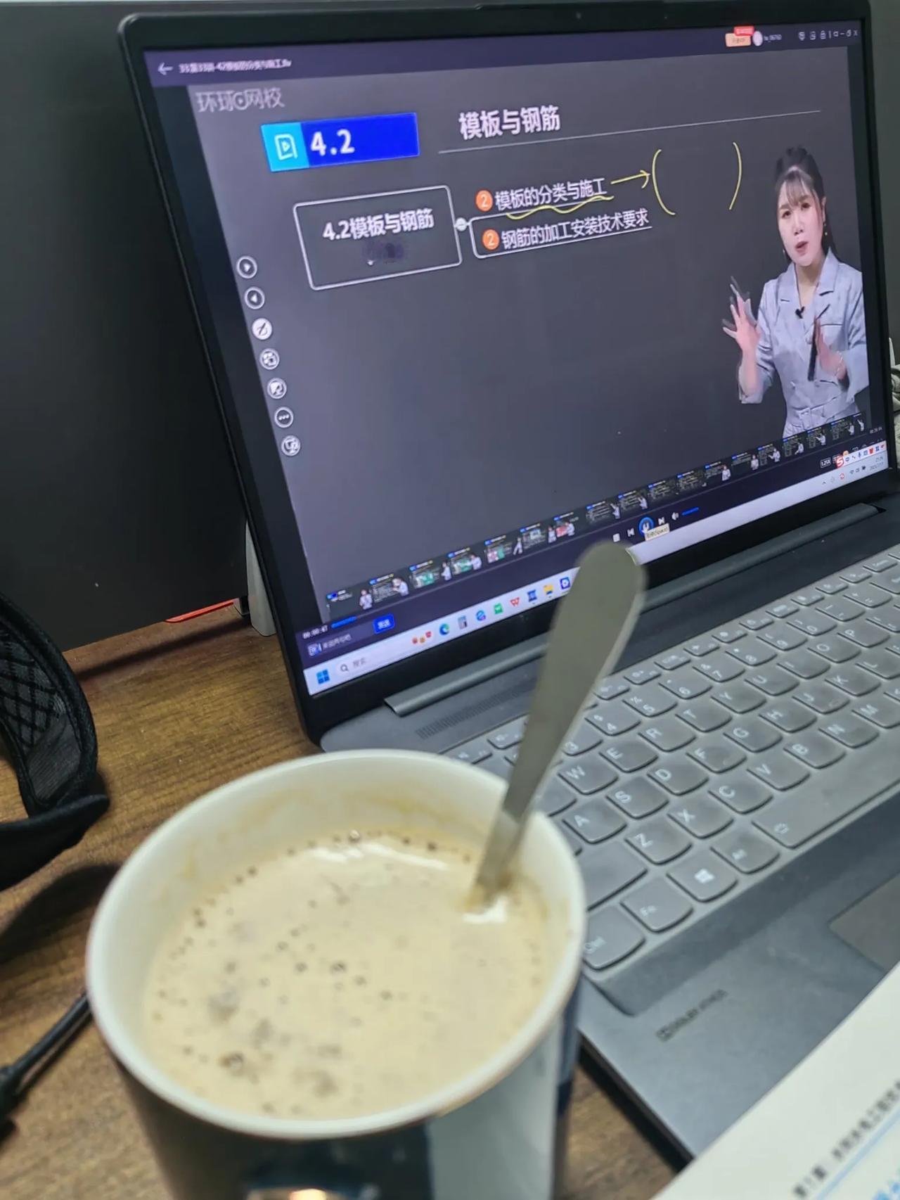 有人说一级建造师现在都是满大街垫桌子了，为什么还有人挤破头的来去备考，其实他是工