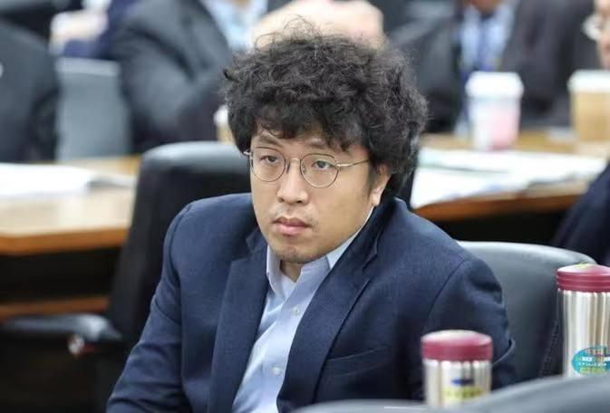 沈伯洋应该也没想到自己某一天一旦离开台湾地区，随时就会有被缉拿归案的风险。令沈伯