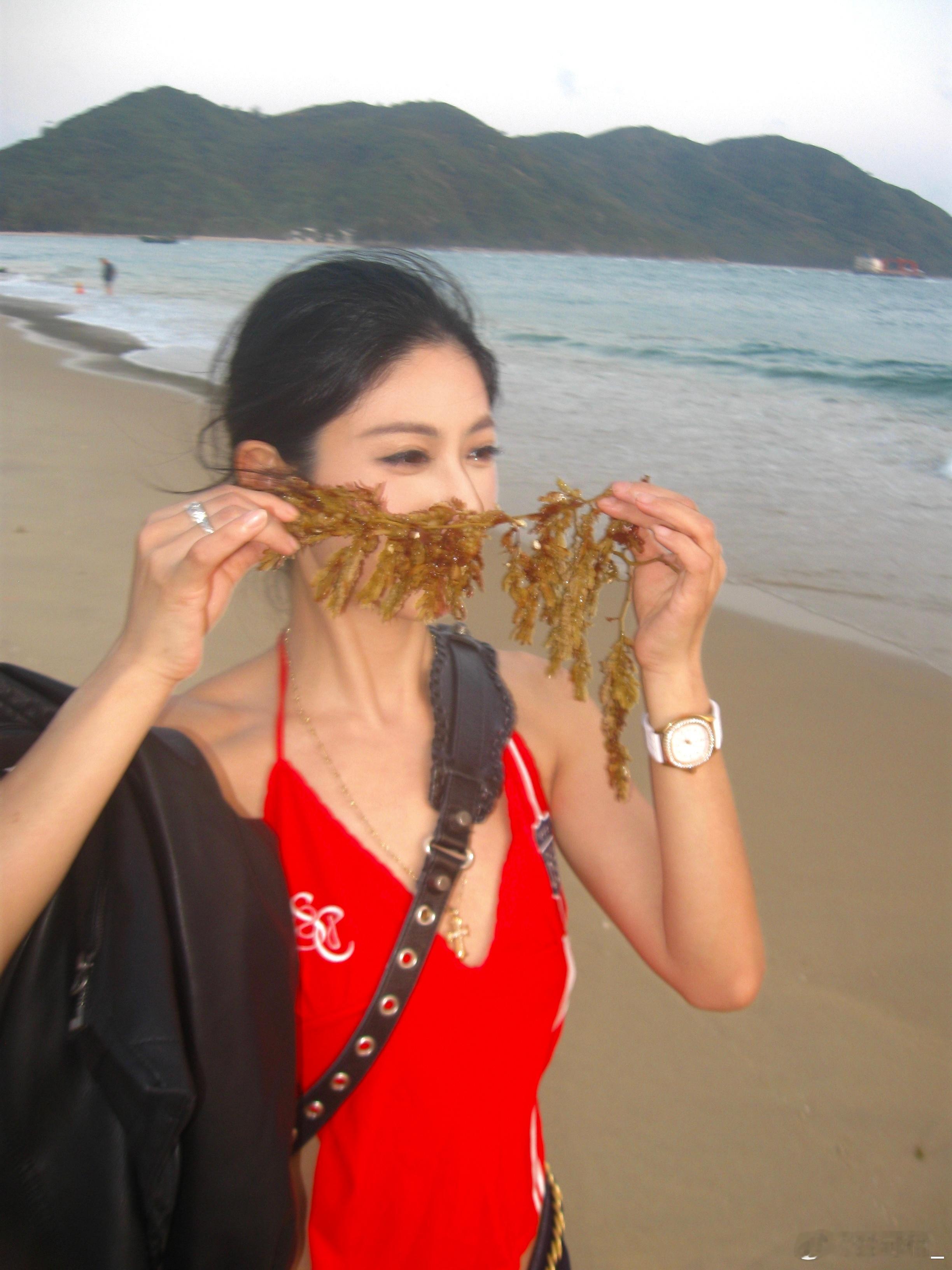 明媚的夏天和明媚的红色真的很般配！💃🏻🌺❤️ 