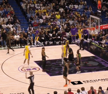 急了！老詹漂移不中抱怨对手侵犯圆柱体！
在今日NBA常规赛湖人对阵鹈鹕的第二节比