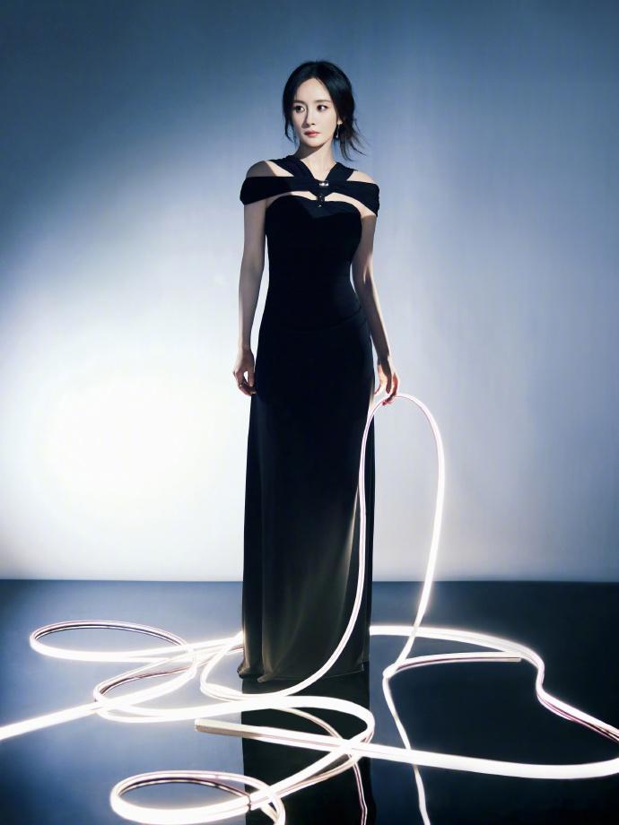 #杨幂盘发黑裙look#杨幂的盘发黑裙 look，宛如一幅绝美的古典画卷，散发着