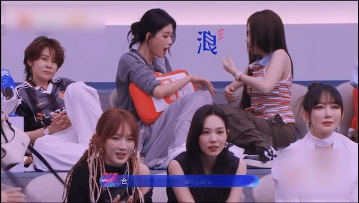 孙怡安琦模仿侯宇唱腔乘风2026乘风舞台精彩不断，侯宇倾情清唱感染力超强，台下孙