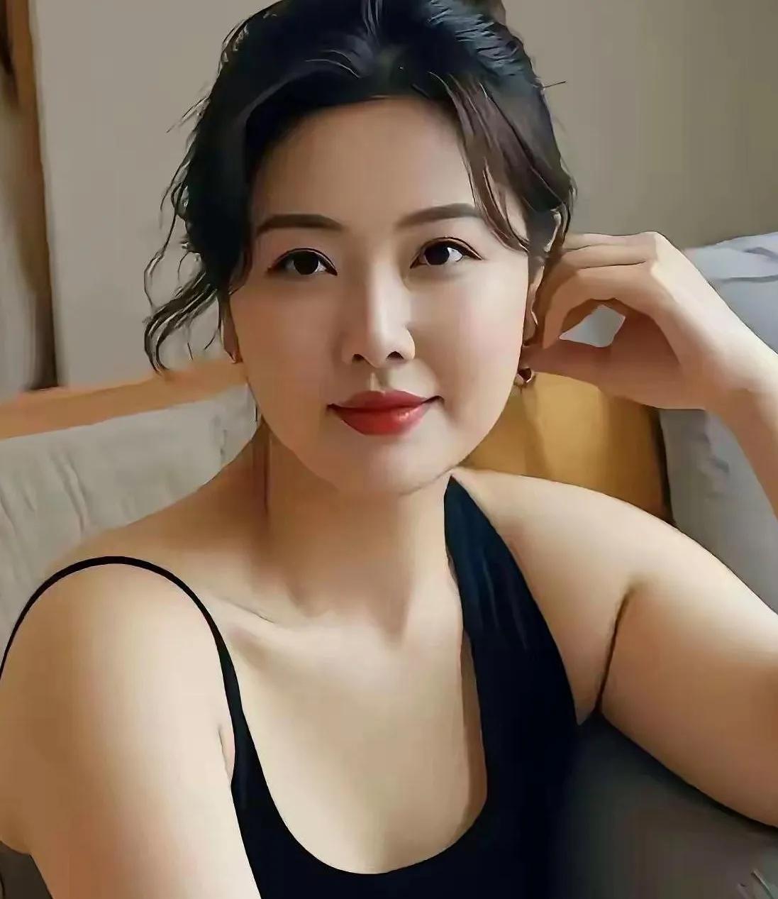 今夜思念如梦    月色为相思疗伤
蝶恋花·思念如梦
文/无冕诗人

1
夜色沉