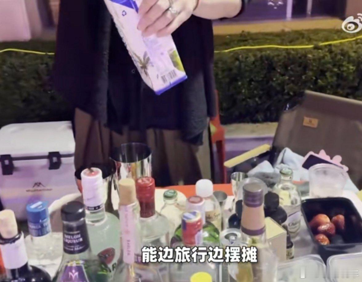 年轻人开始流行旅游摆摊了 这还挺有意思的，天南海北的人聚到一起摆摊聊天，比纯去景